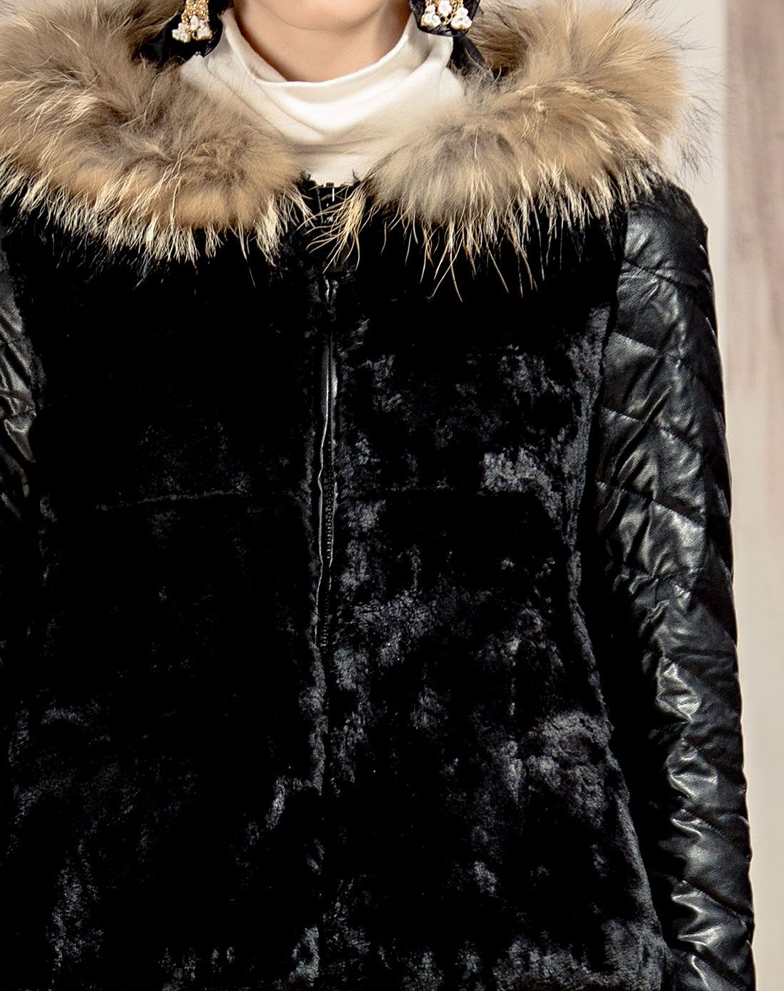 海贝黑色皮草拼接连帽羽绒服