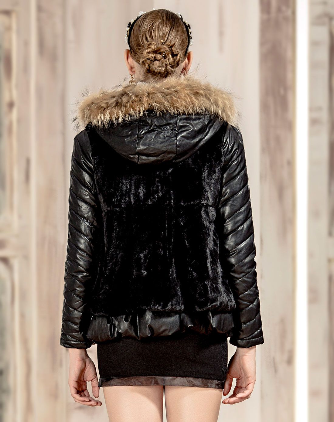 海贝黑色皮草拼接连帽羽绒服