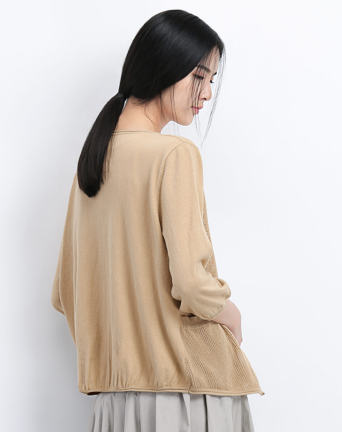 女式米杏色开衫毛衣