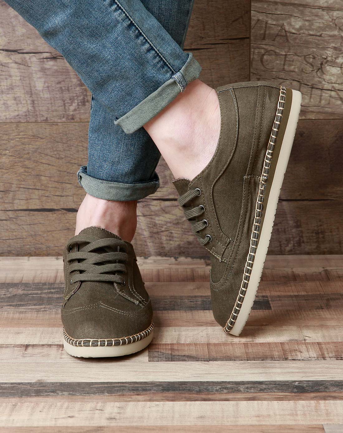 纯的帆布平底麻底男休闲鞋