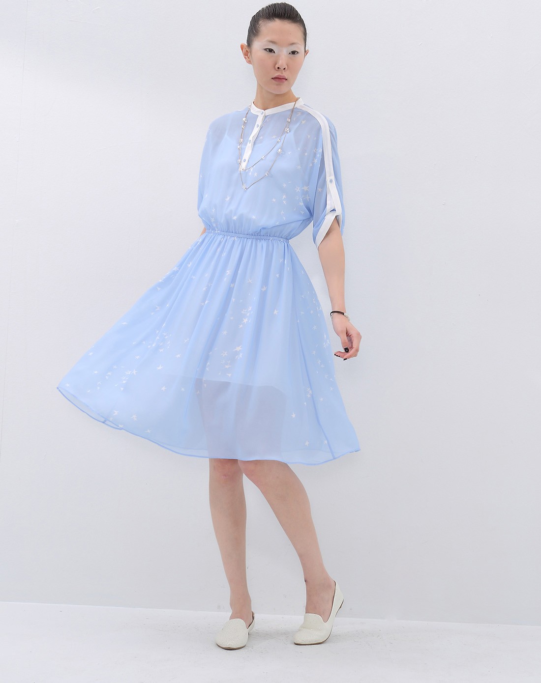 粉蓝底白花优雅小立领宽松短袖连衣裙