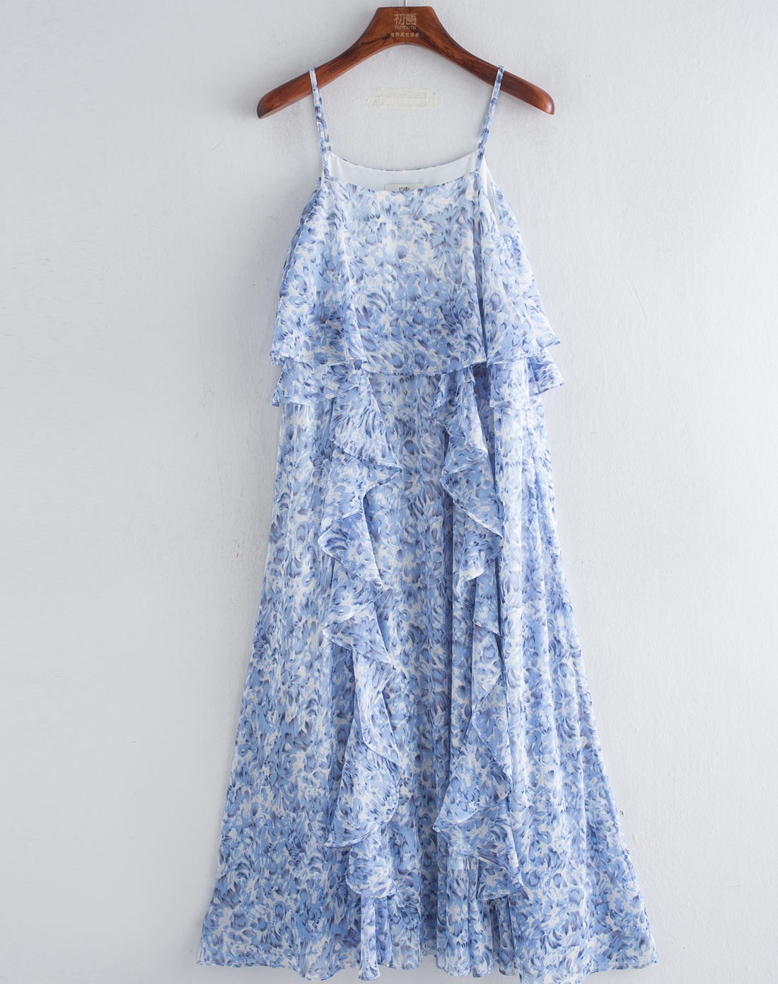 白底蓝花优雅碎花吊带飘逸连衣裙