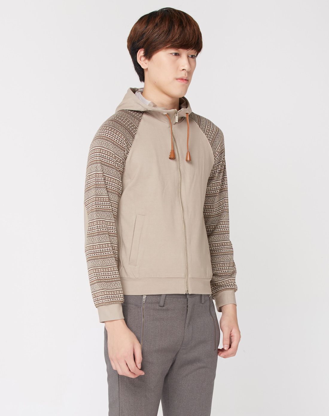 浅卡其色拼接时尚卫衣