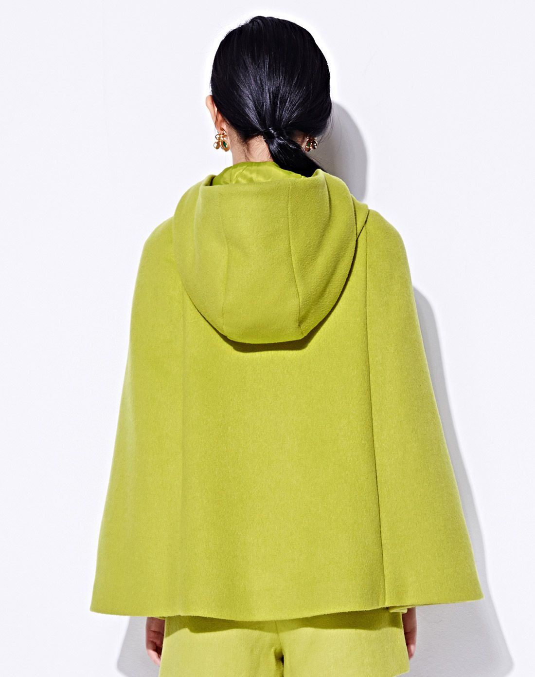 黄绿色时尚淑女斗篷款羊毛大衣