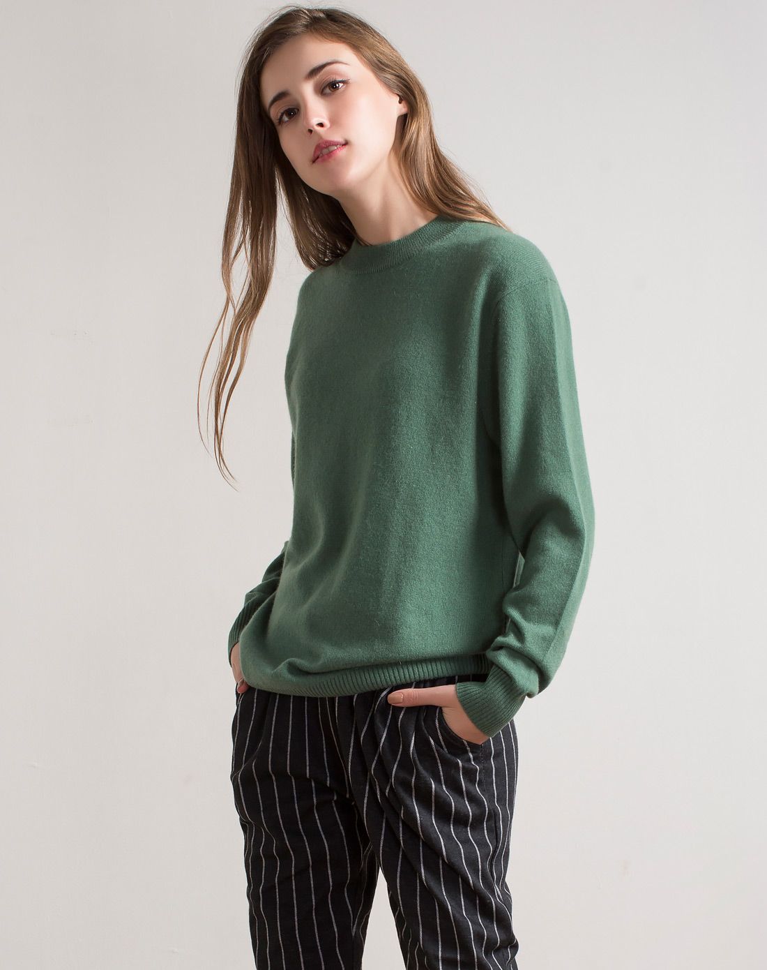 大码女款灰绿净色圆领纯羊绒套衫