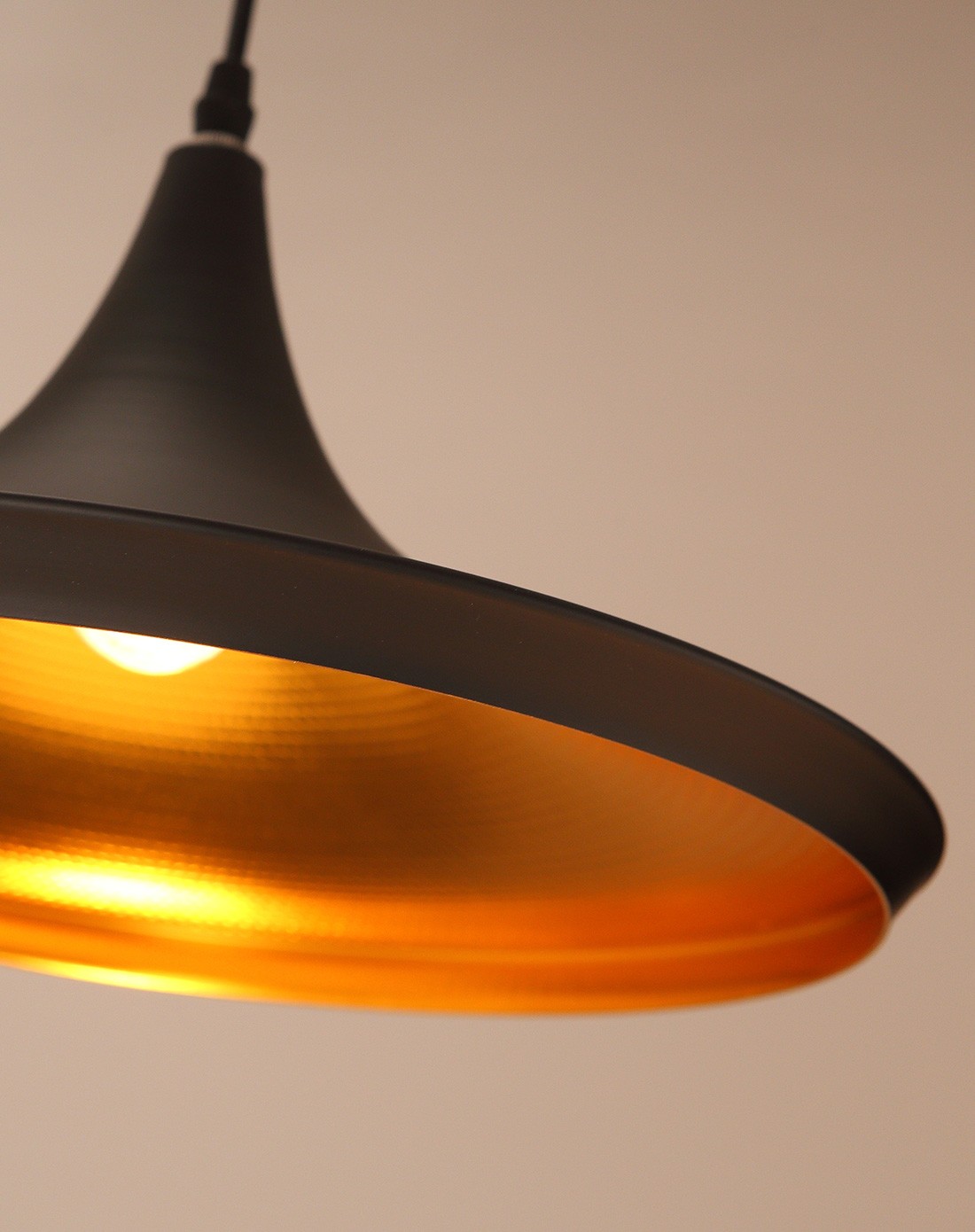 > 简约现代艺术创意个性单头喇叭吊灯