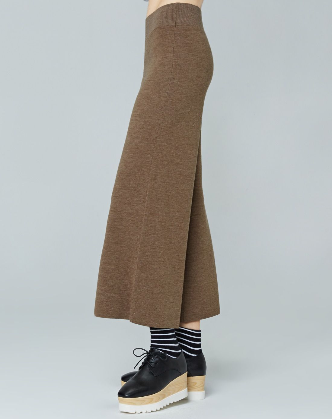 驼色毛线阔腿裤