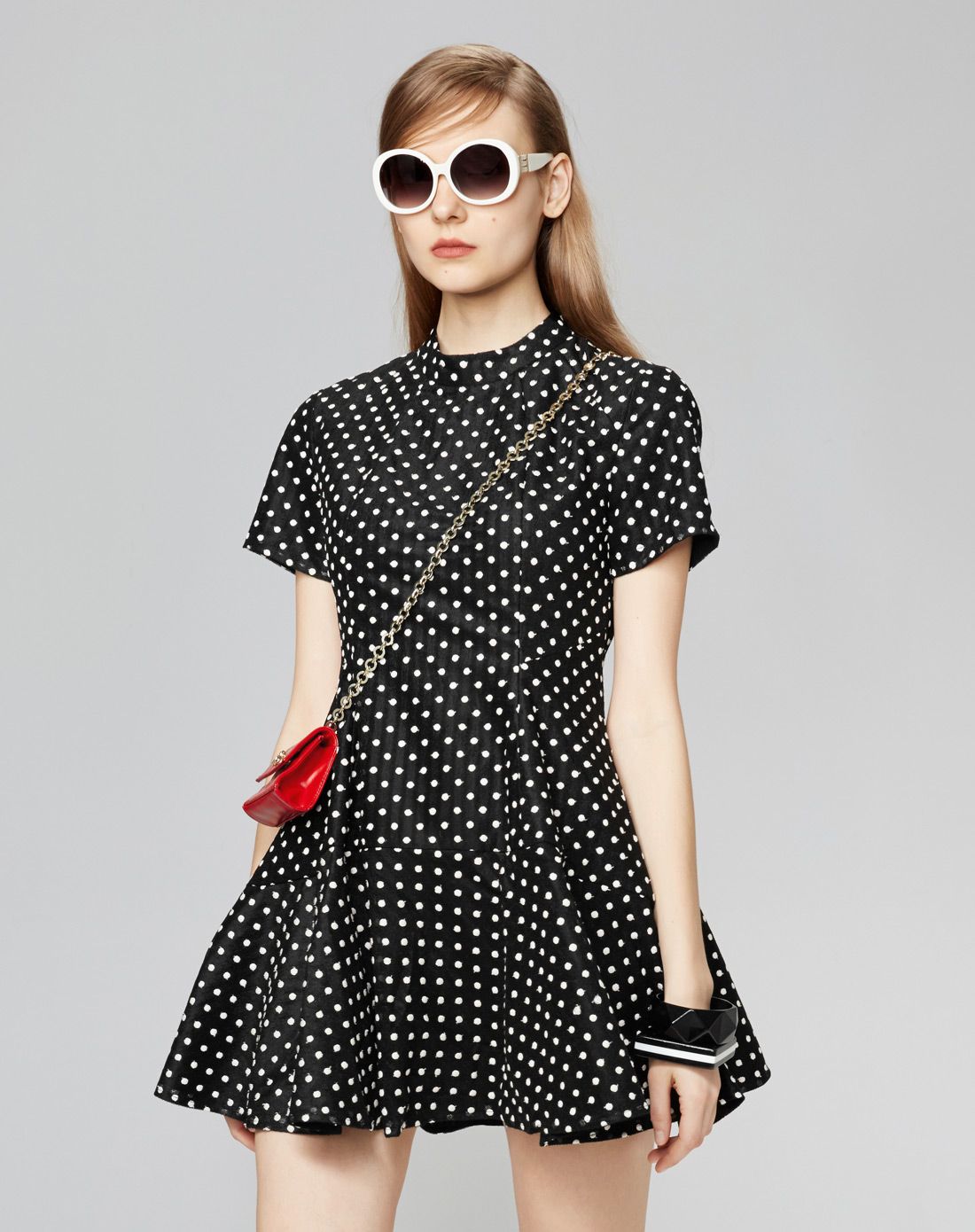 黑色波点连衣裙