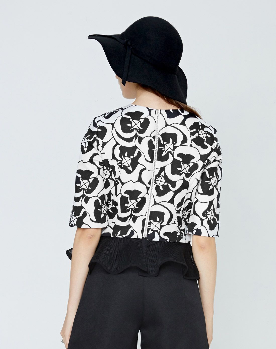 黑白主题纹样上衣