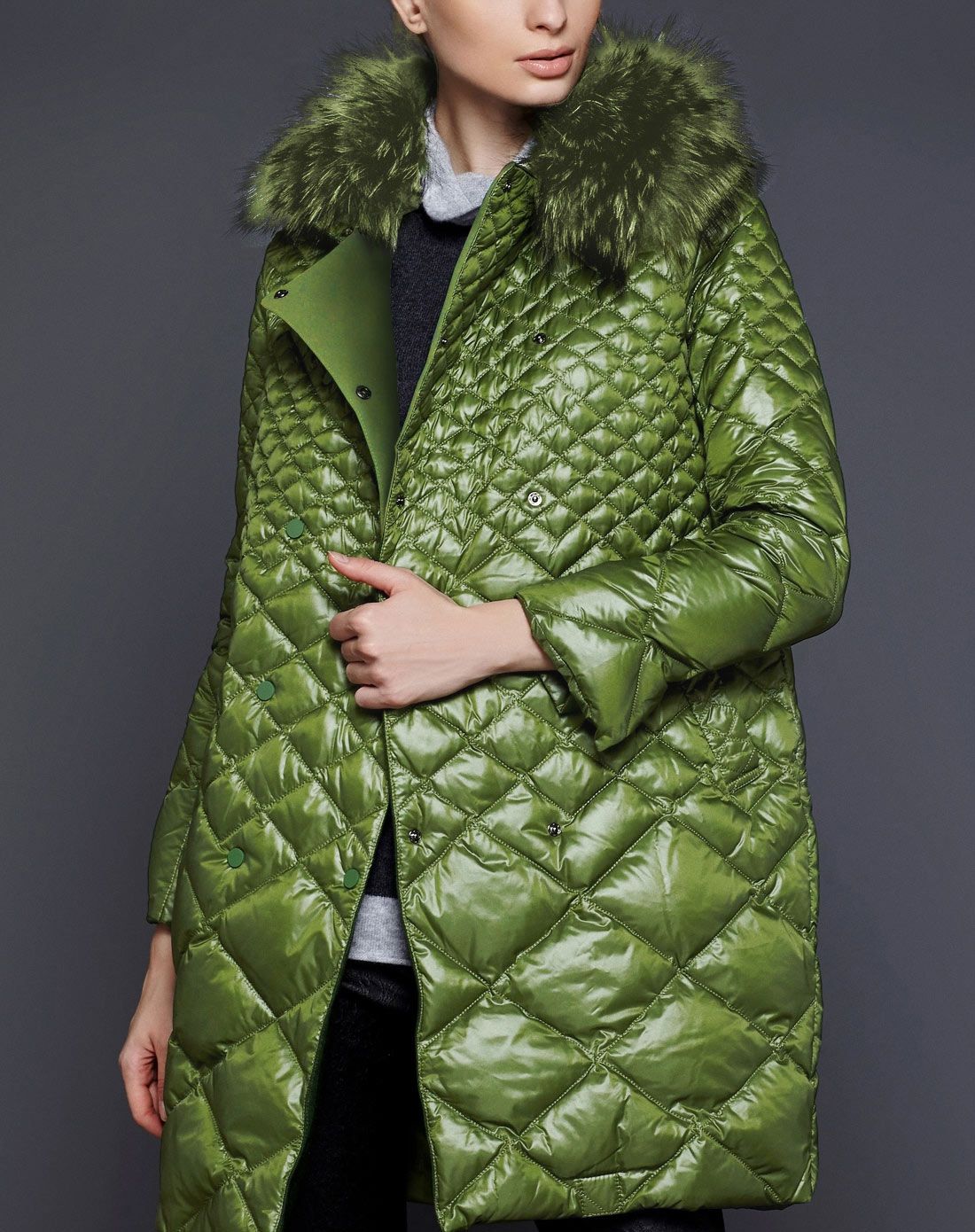 女军绿羽绒服