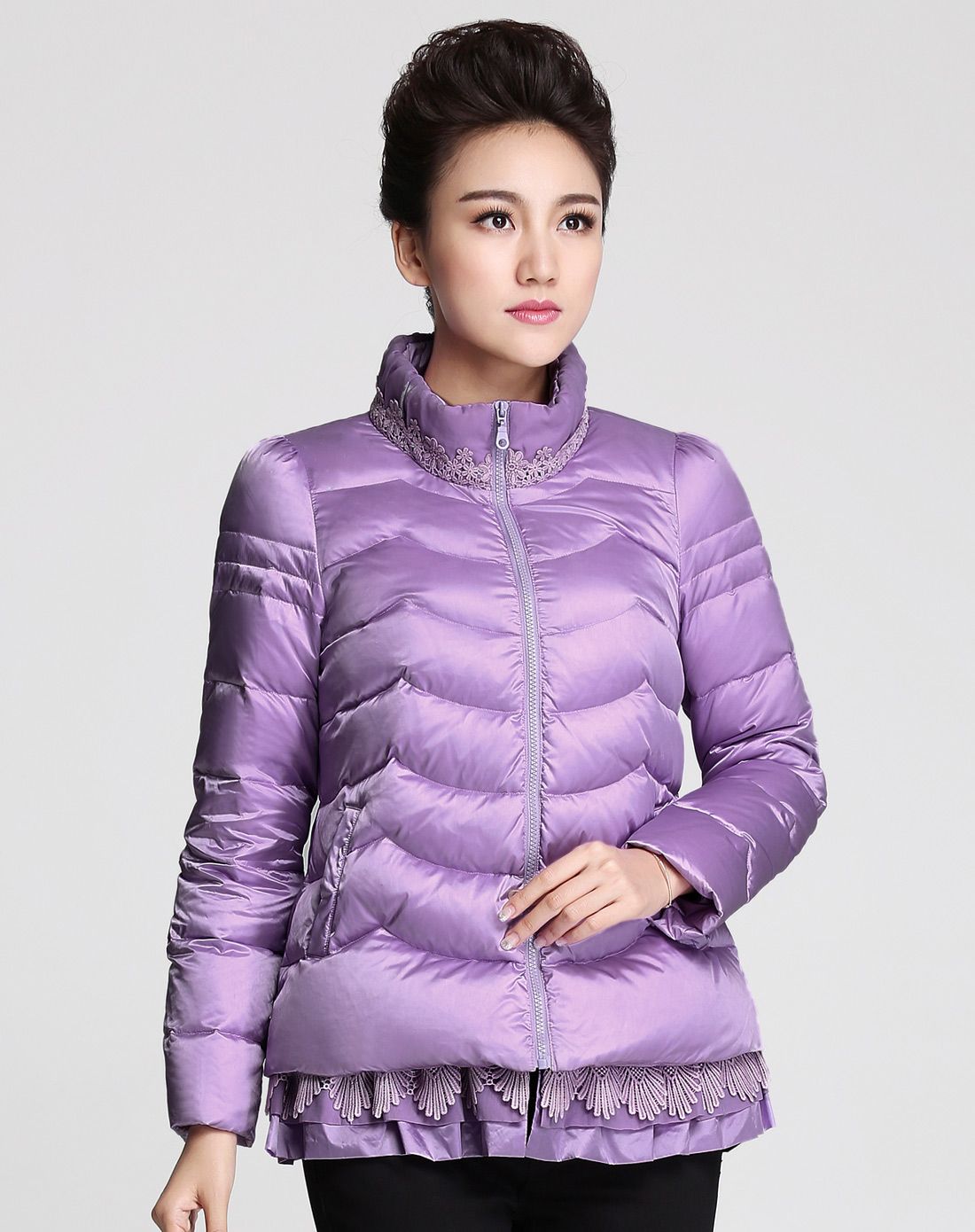 粉紫色时尚淑女蕾丝拼接羽绒服