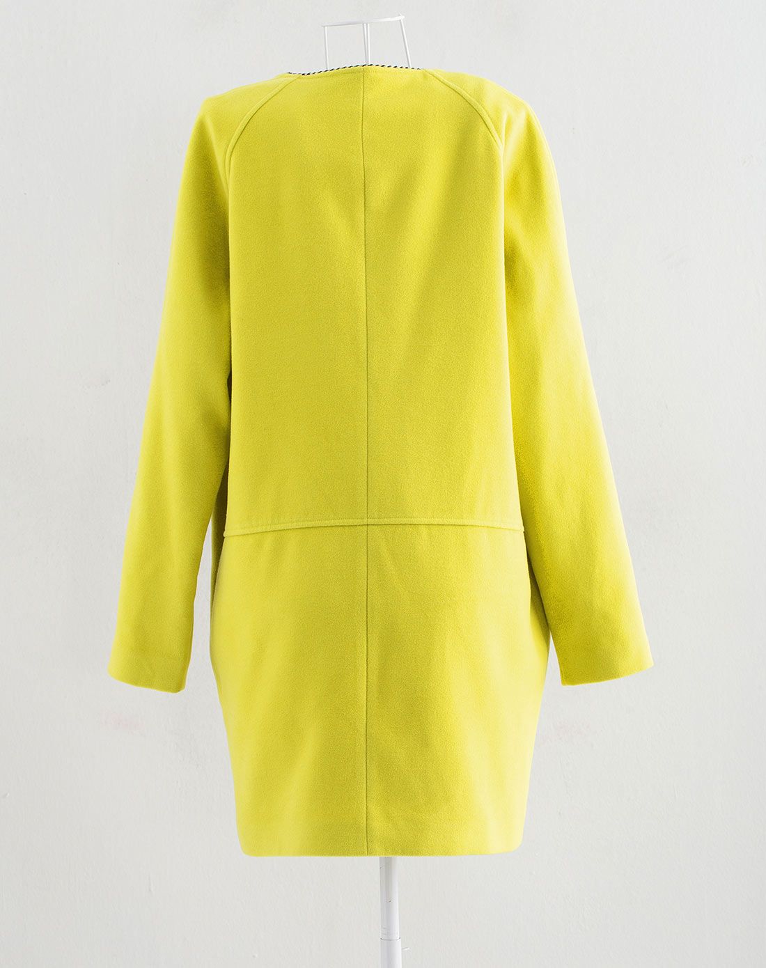 芥绿修身宽松翻领长外套