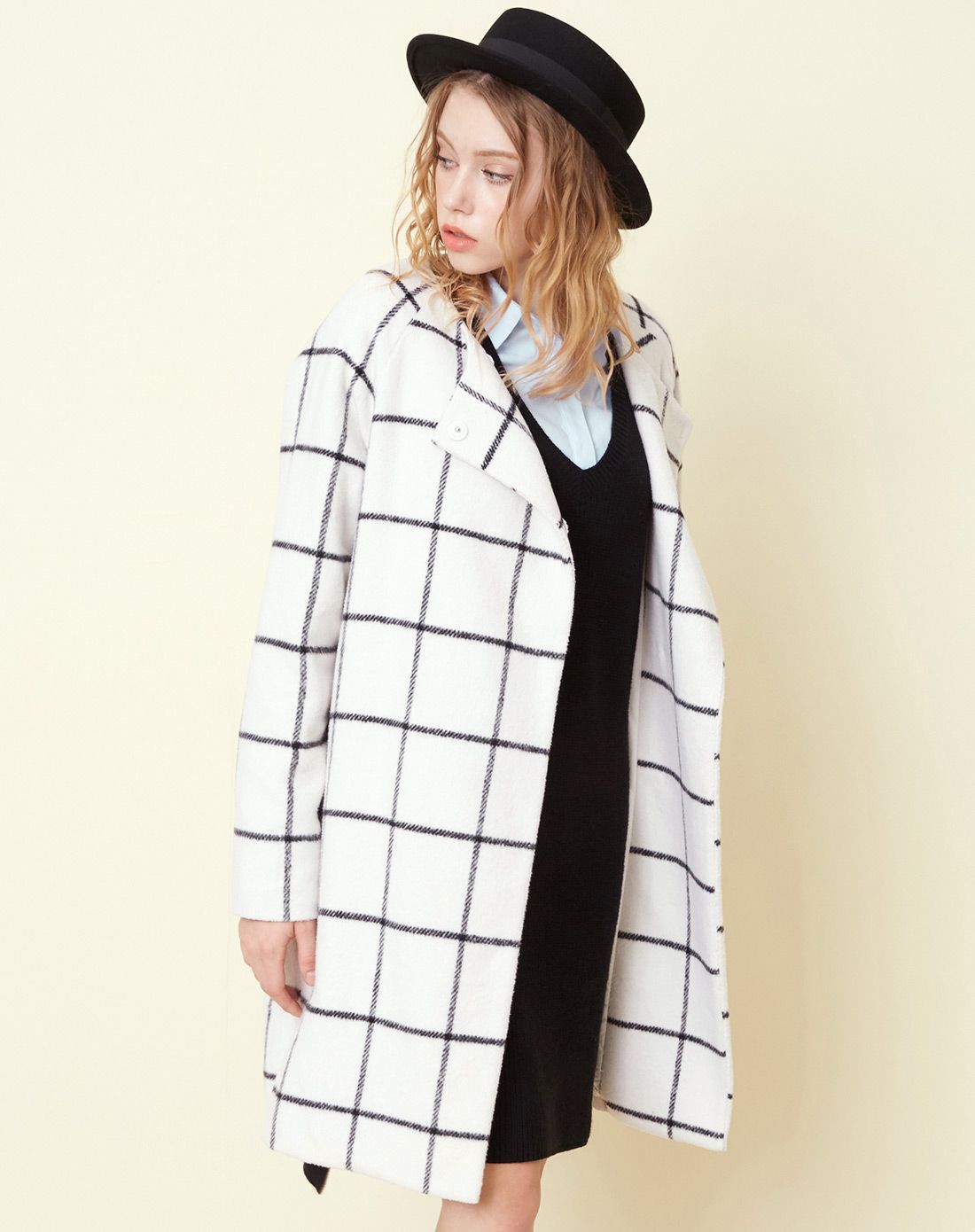 > 苍白色长款毛呢外套