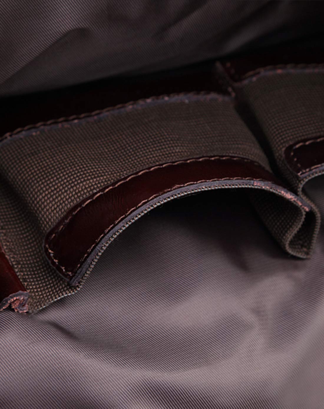 男土深咖啡色牛皮质感油蜡竖款单肩包