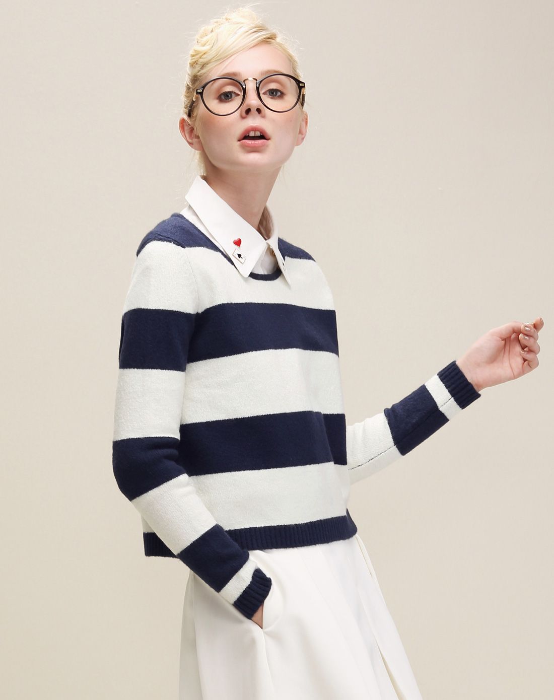 蓝白条套头毛衣