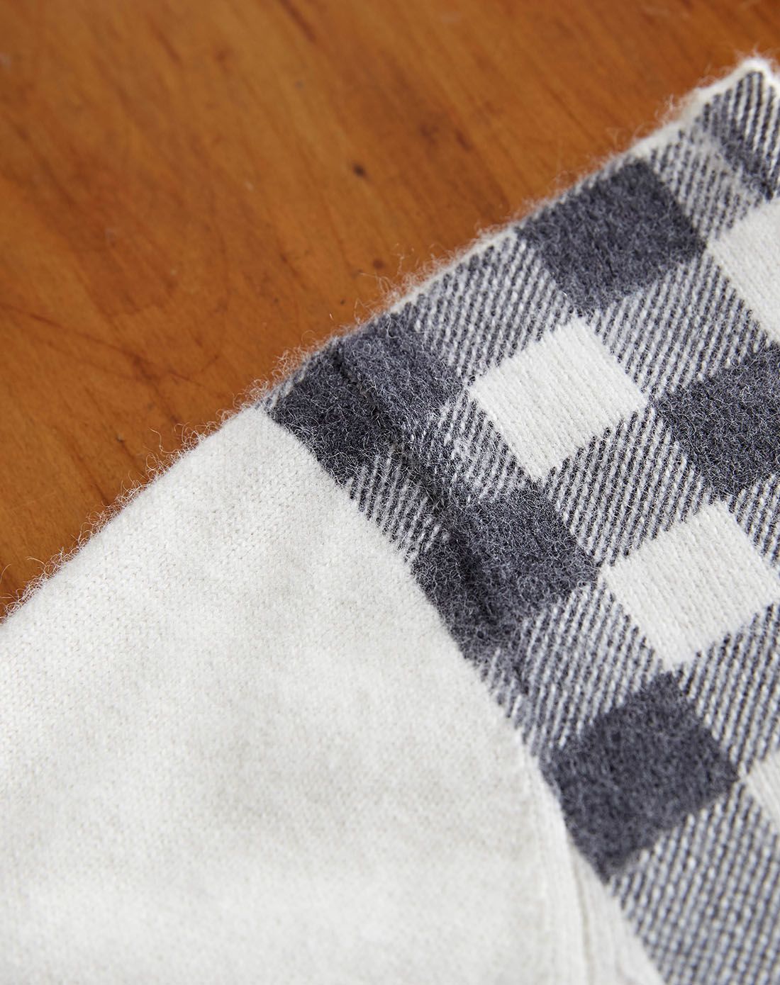 白色英伦风大方格打底衫