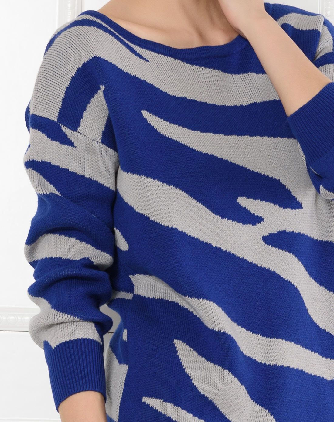 鲜兰色个性织纹宽松毛衣