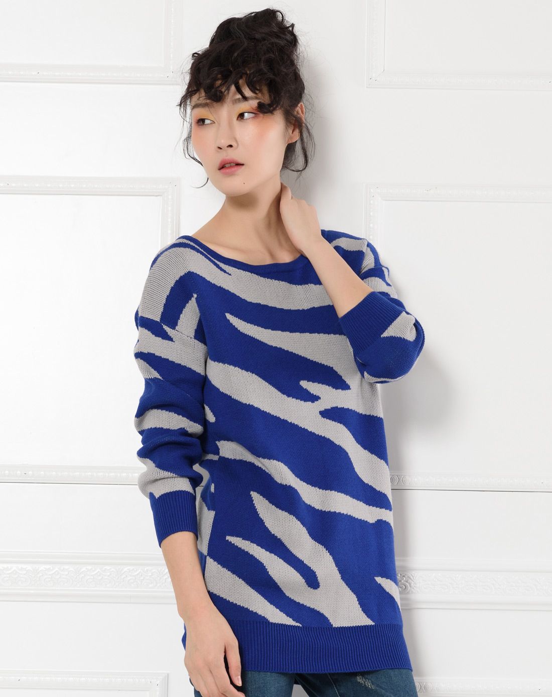 鲜兰色个性织纹宽松毛衣