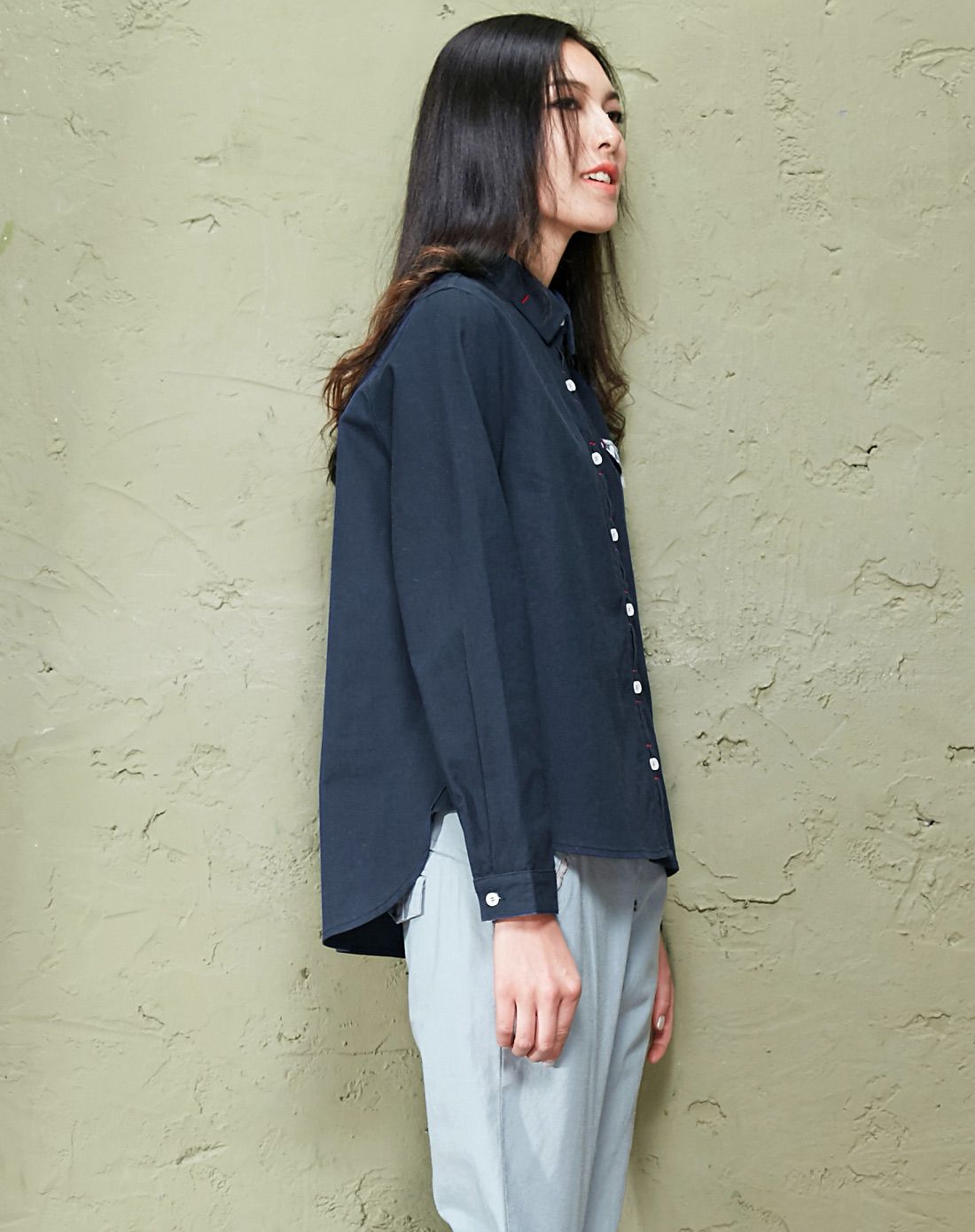 冷咖 素色拼接口袋绣花衬衫