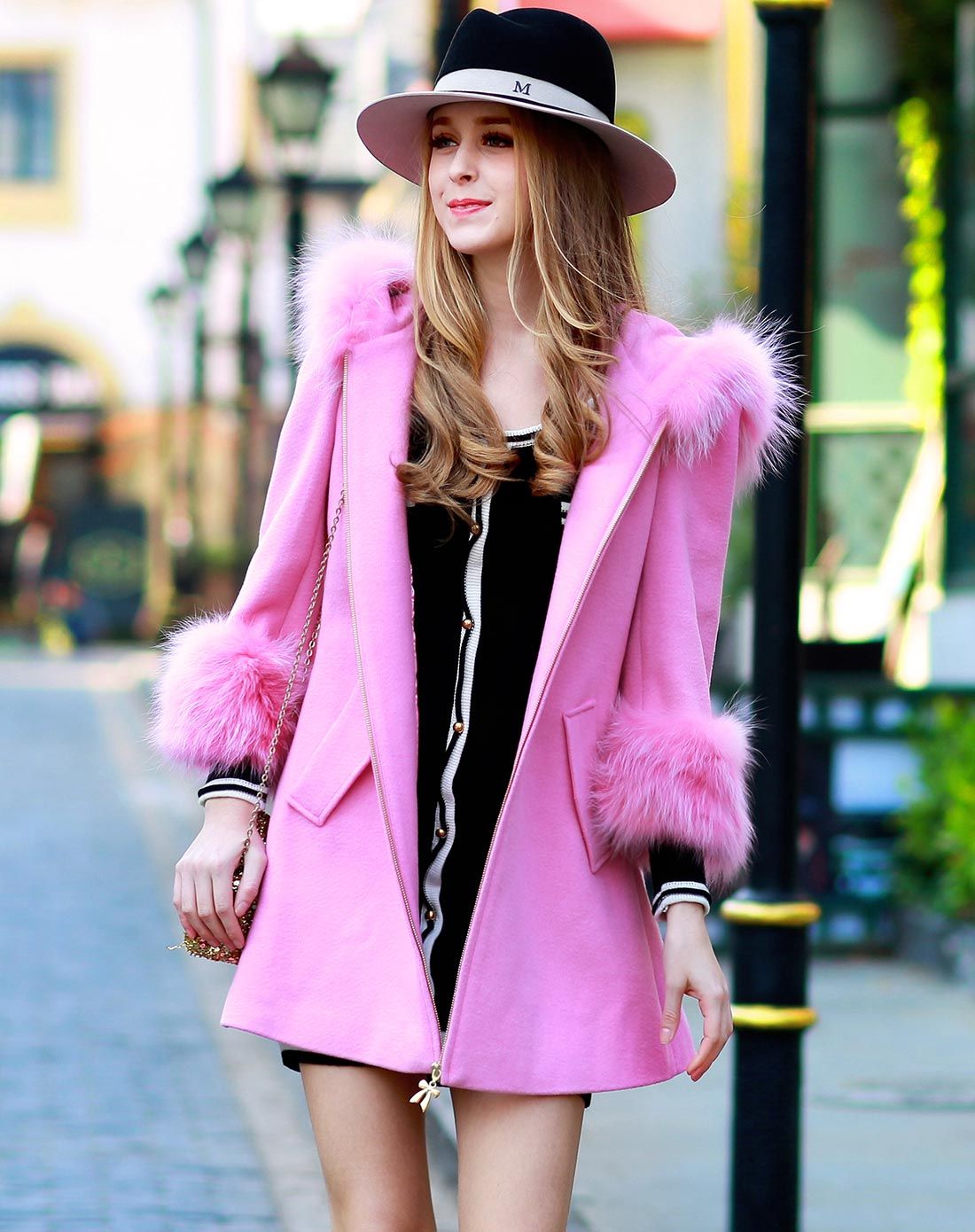 > 玫粉色真毛领毛呢大衣