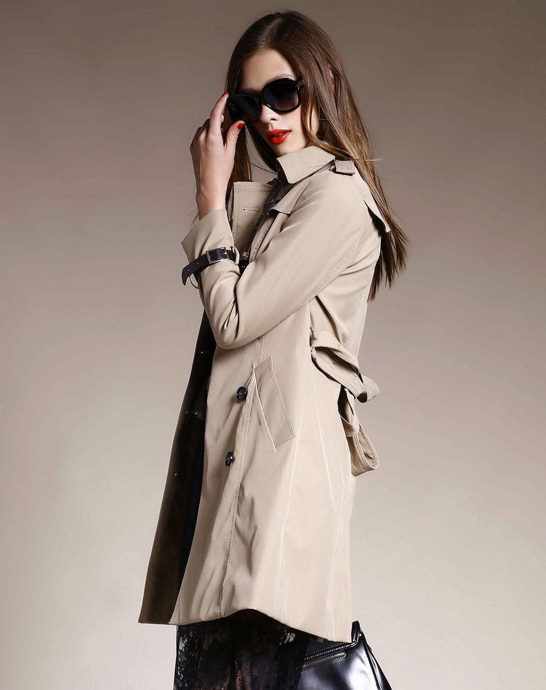 女款杏色气质百搭风衣