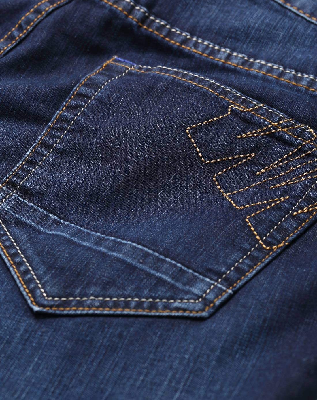 深靛蓝色舒弹丝休闲牛仔裤