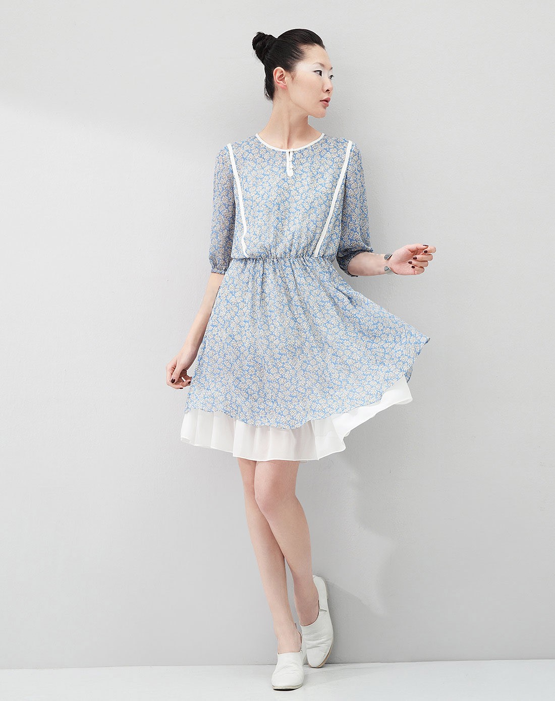 蓝底白花的裙子图片