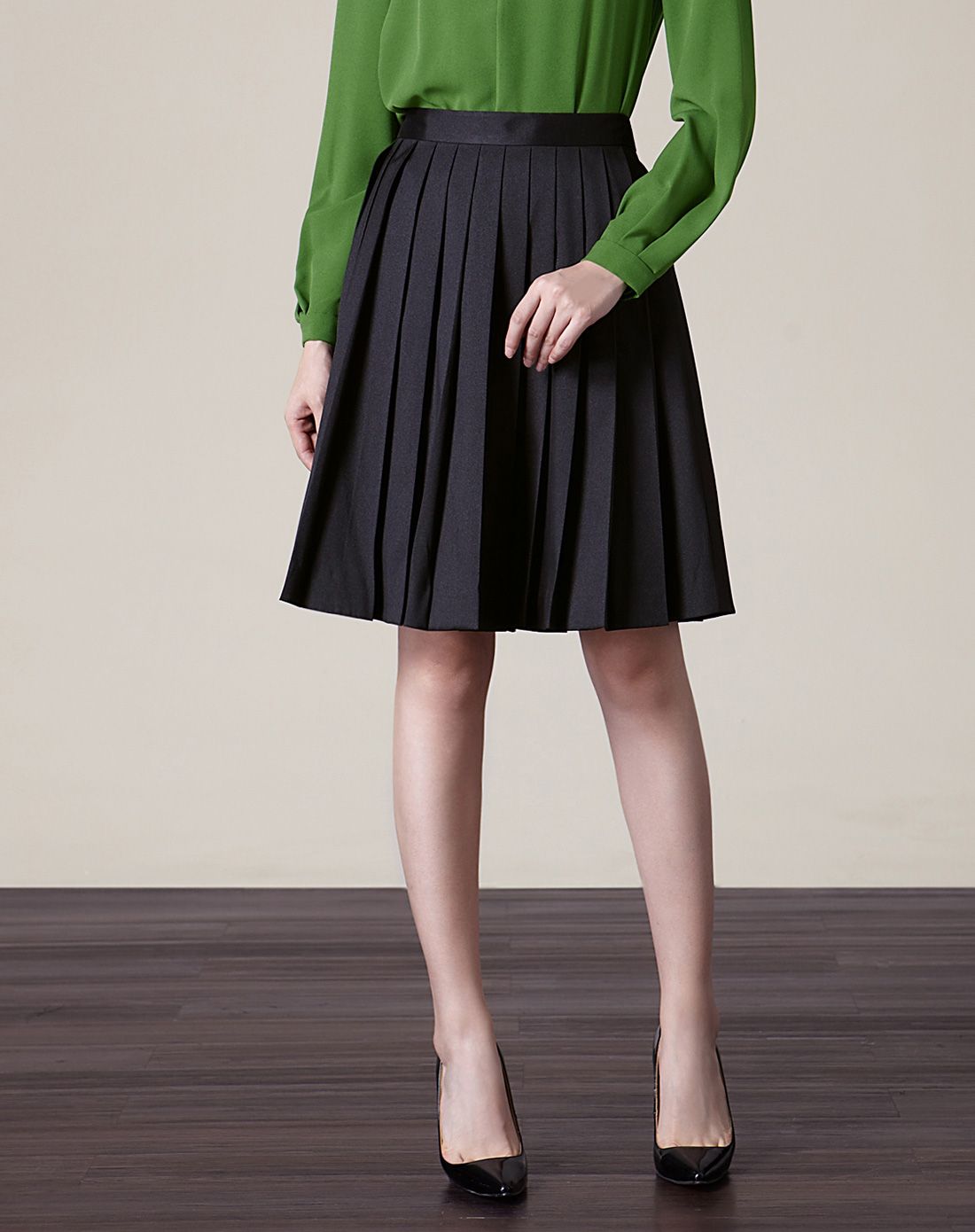 黑色百褶a摆及膝半身裙