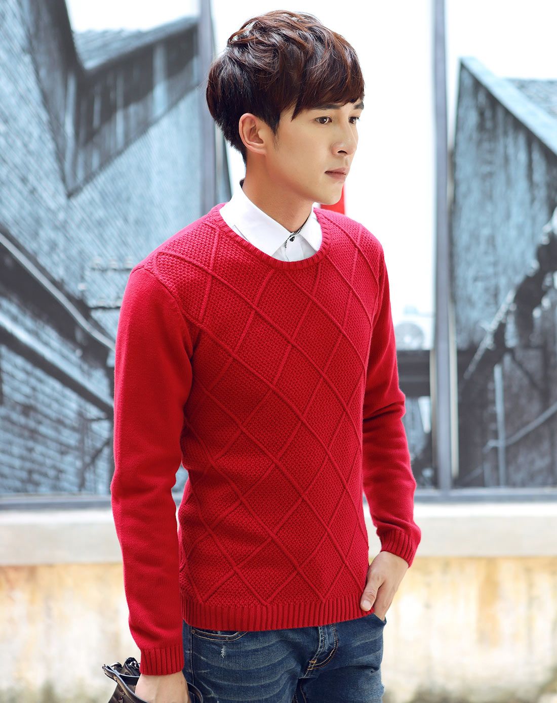 男酒红色纯色菱形条纹休闲毛衣