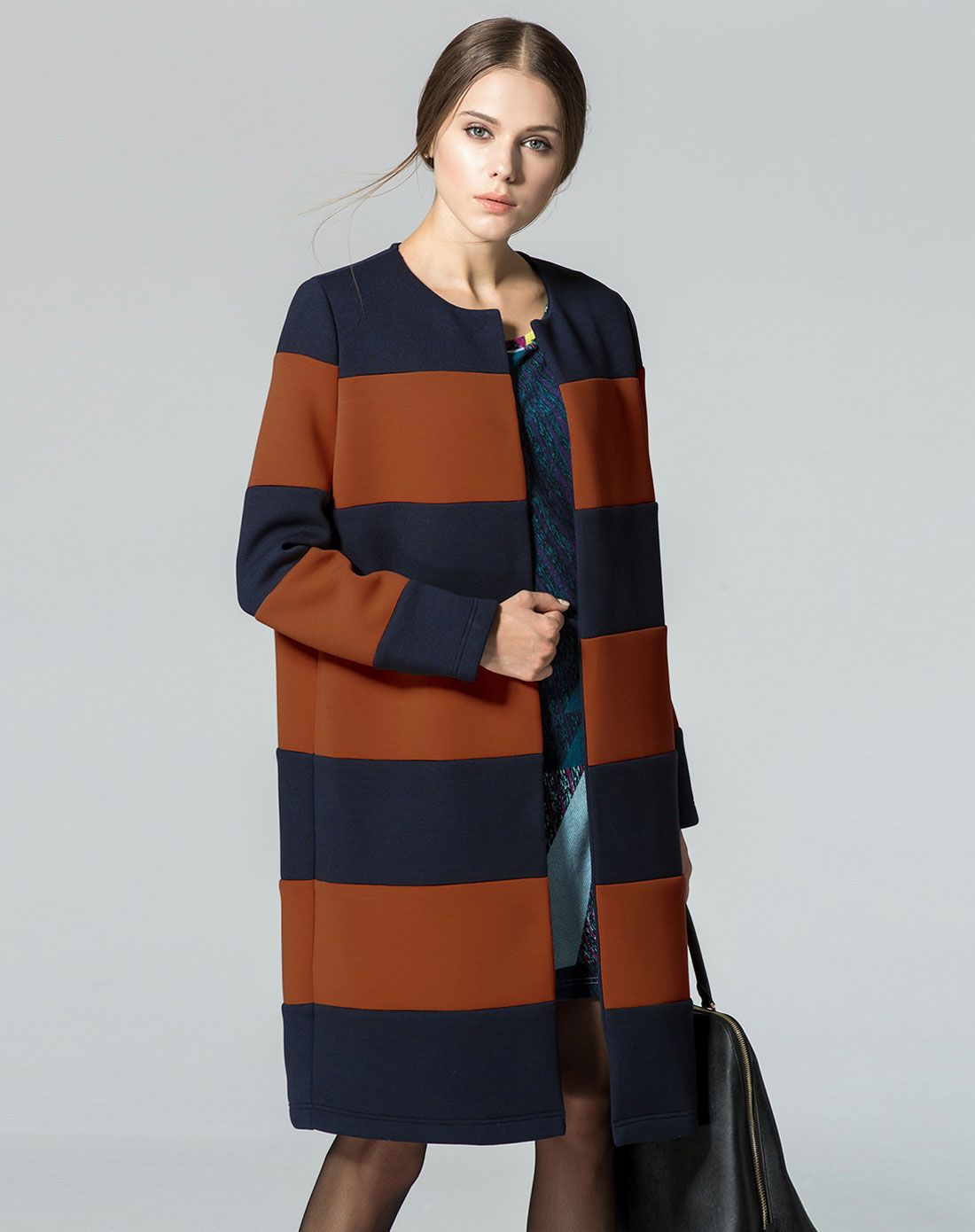 靛蓝色圆领中长款毛呢大衣