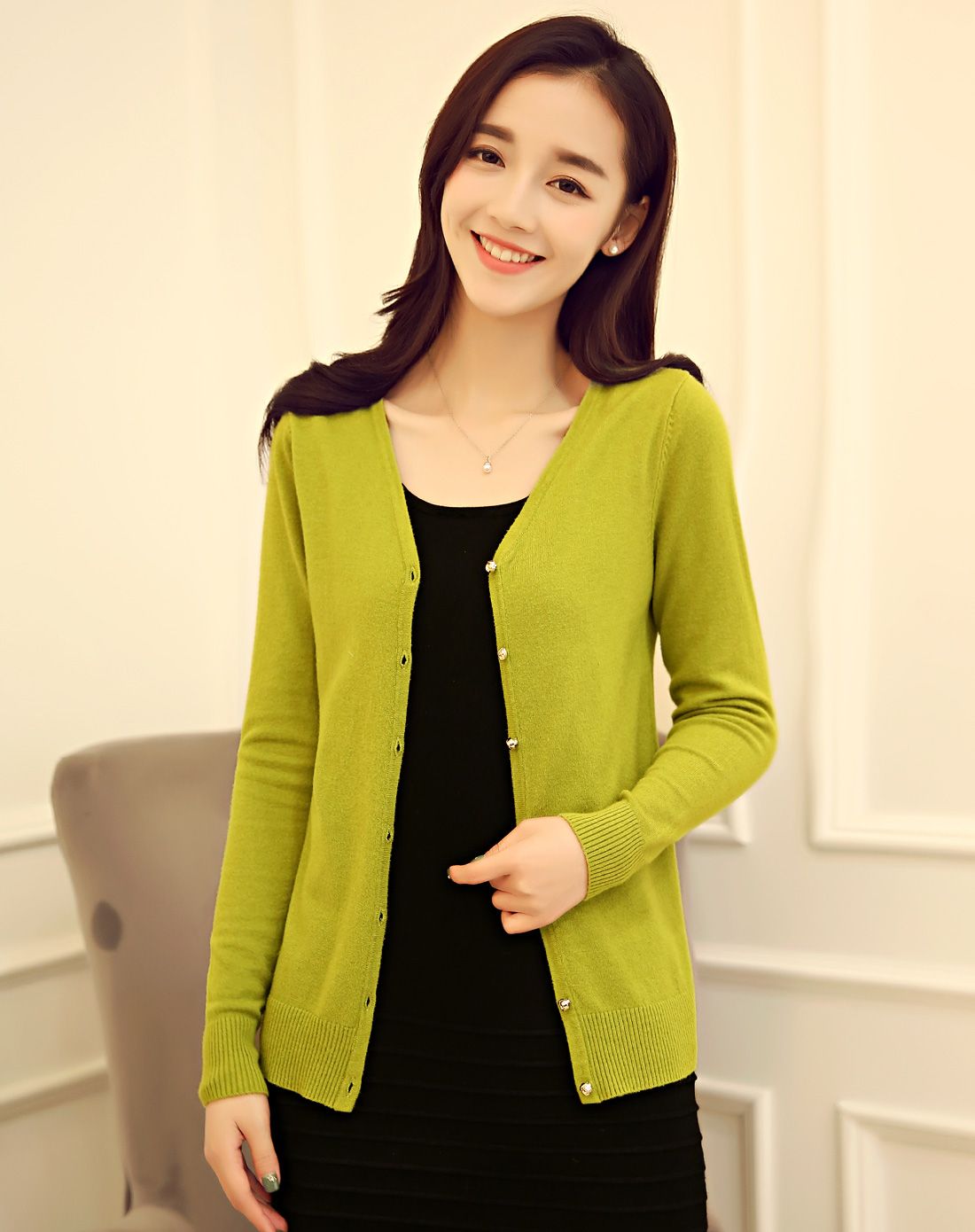 秋香色v领修身时尚针织衫