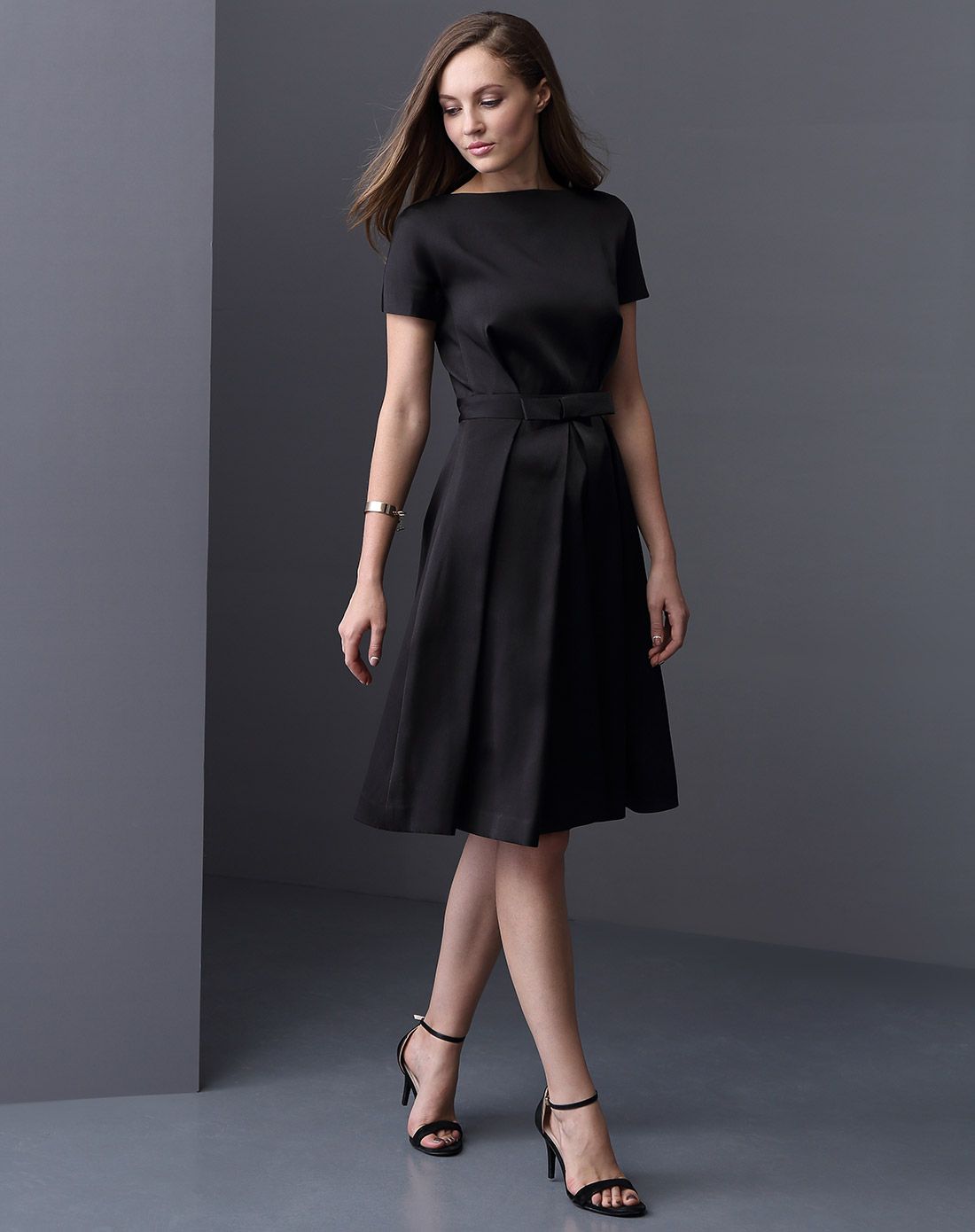黑色收腰a字摆连衣裙