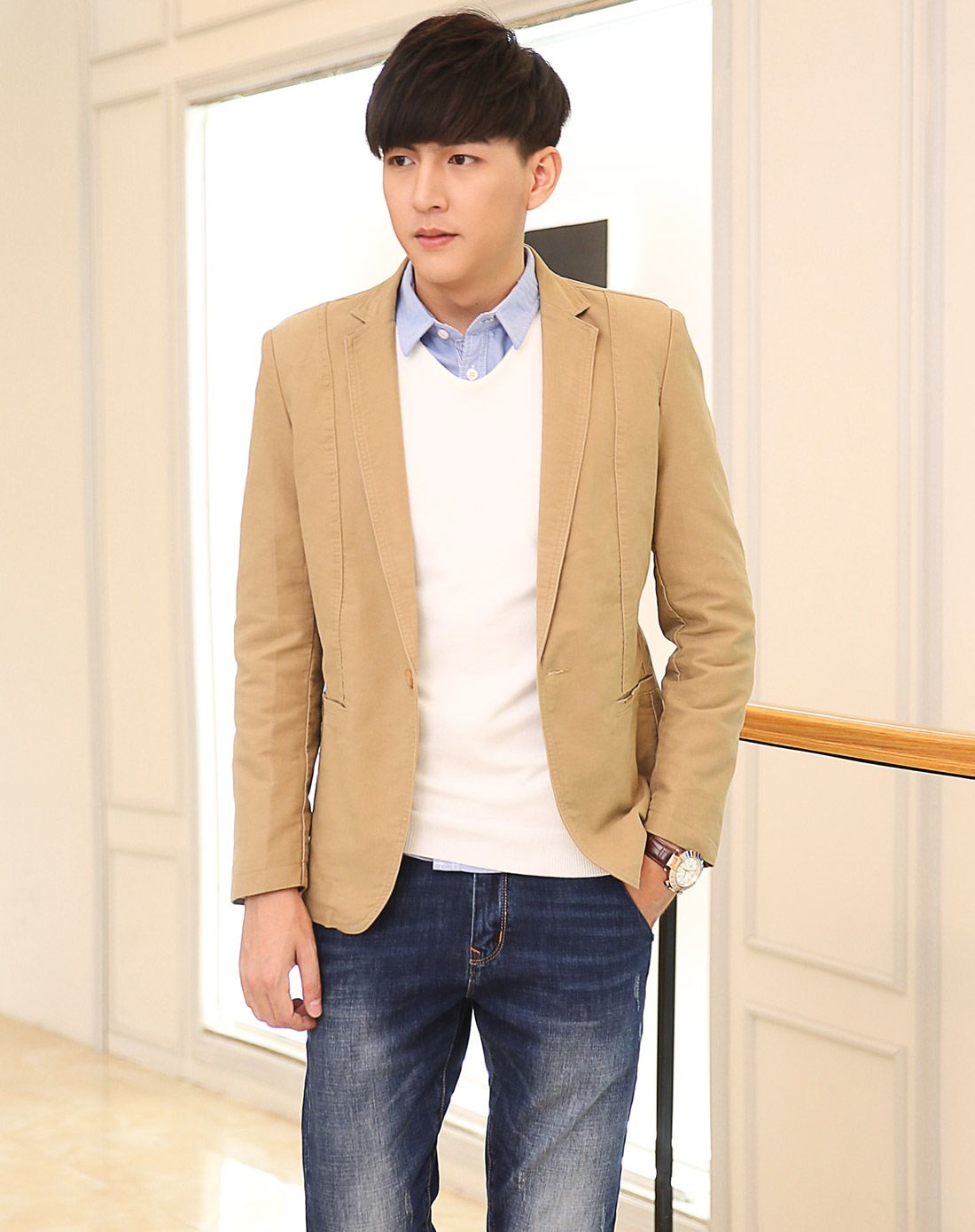 男款卡其色翻领西装